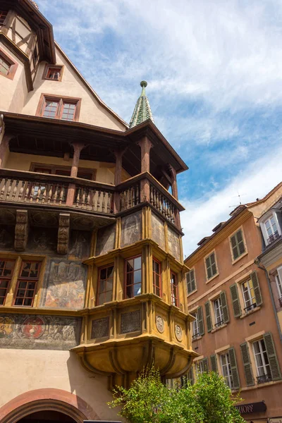 Vackert ornamenterade burspråk i trä på ett gammalt korsvirkeshus hus i den franska staden Colmar i regionen Alsace. — Stockfoto