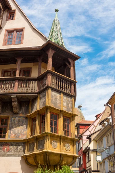 Janela da baía lindamente ornamentada feita de madeira em uma antiga casa de meia-madeira na cidade francesa de Colmar na Alsácia . — Fotografia de Stock