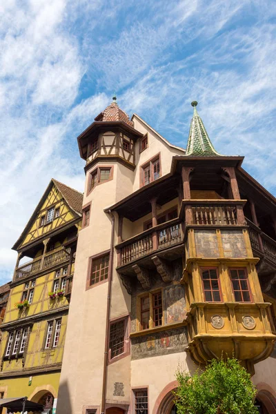 Vackra gamla korsvirkeshus med burspråk och tornet i den gamla franska staden Colmar i regionen Alsace. — Stockfoto