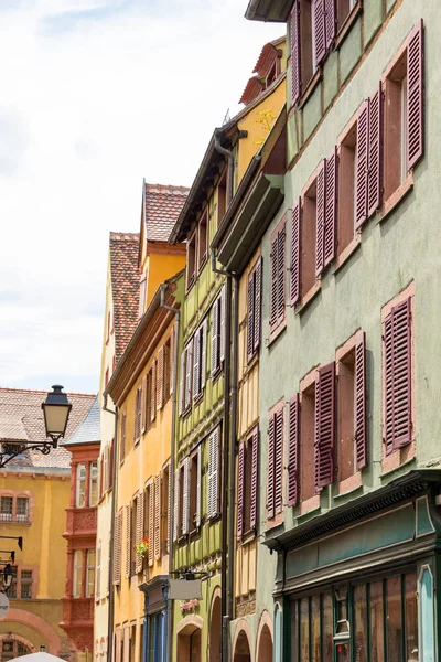 Utsikt över ett hus front i den vackra gamla franska staden Colmar i regionen Alsace — Stockfoto