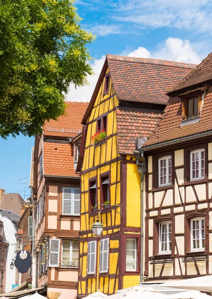 Pohled na dům vpředu se starými hrázděnými domy a barevné okenice v krásného starého francouzského města Colmar v Alsasku. — Stock fotografie
