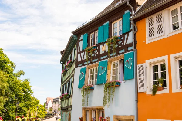 Utsikt över ett hus front med gamla korsvirkeshus och färgglada fönsterluckor i den vackra gamla franska staden Colmar i regionen Alsace. — Stockfoto