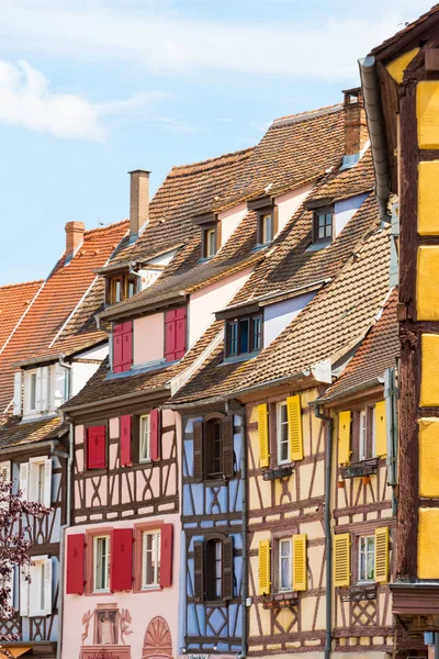 Widok z przodu domu z starego pruskiego oraz kolorowe rolety w piękne stare francuskie miasto Colmar w Alzacji. — Zdjęcie stockowe