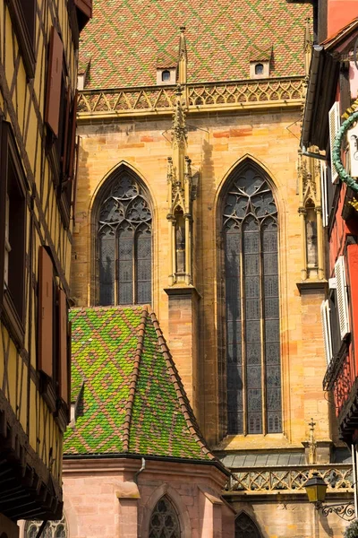 Подання "Церква Святого Мартіна» в старий французький містечка Кольмар в регіоні Alsace — стокове фото