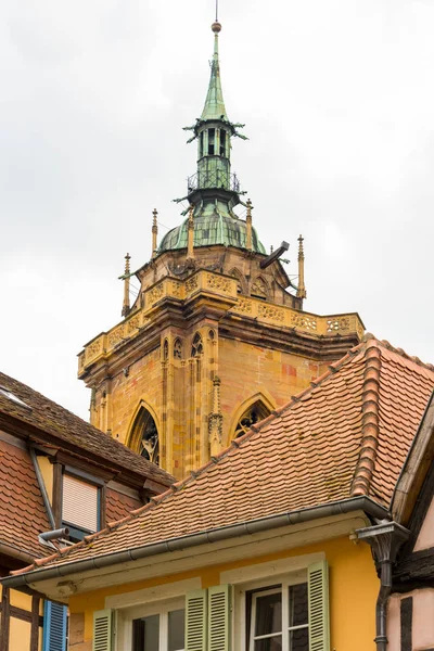 Vista da torre e da cúpula da "Igreja de São Martinho" na antiga cidade francesa de Colmar, na Alsácia . — Fotografia de Stock