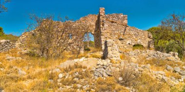 Eski bir çürük doğal taş evde küçük Fransız Köyü Gruissan Güney Fransa'da kırsal görünümü