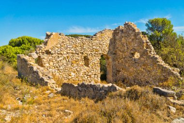 Eski bir çürük doğal taş evde küçük Fransız Köyü Gruissan Güney Fransa'da kırsal görünümü