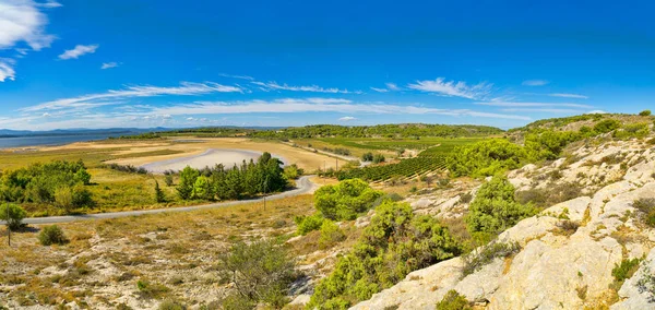 Panorama del hermoso paisaje en la región alrededor del pequeño pueblo francés de Gruissan con sus colinas, rocas y vides y con vistas al mar Mediterráneo en el sur de Francia —  Fotos de Stock