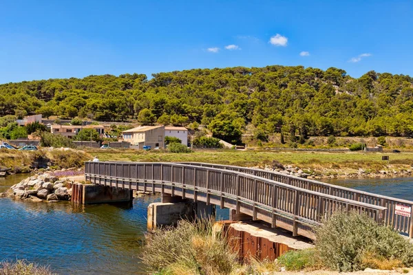 Puente de madera sobre una entrada de agua directamente al mar Mediterráneo en el pequeño pueblo francés de Gruissan en el sur de Francia —  Fotos de Stock