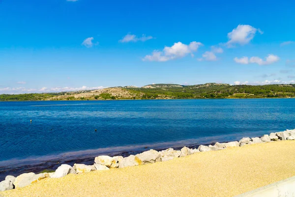 Utsikt över stora dammen nära lilla franska byn Gruissan i södra Frankrike — Stockfoto