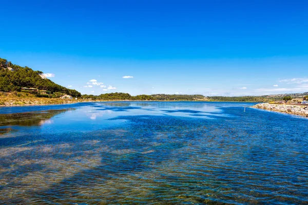 Ampia presa d'acqua per il Mediterraneo dal laghetto del piccolo villaggio francese di Gruissan nel sud della Francia — Foto Stock