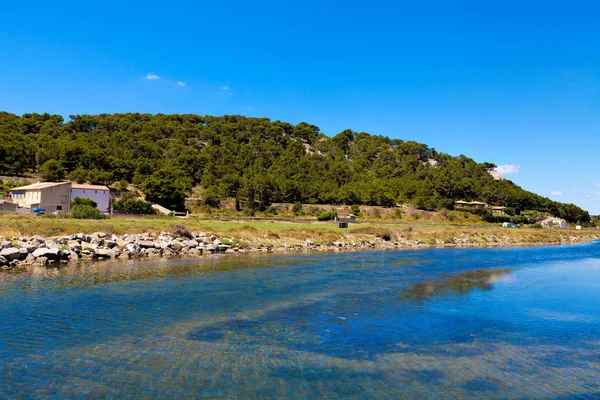 Rive de rivière près de l'étang au petit village français de Gruissan dans le sud de la France — Photo