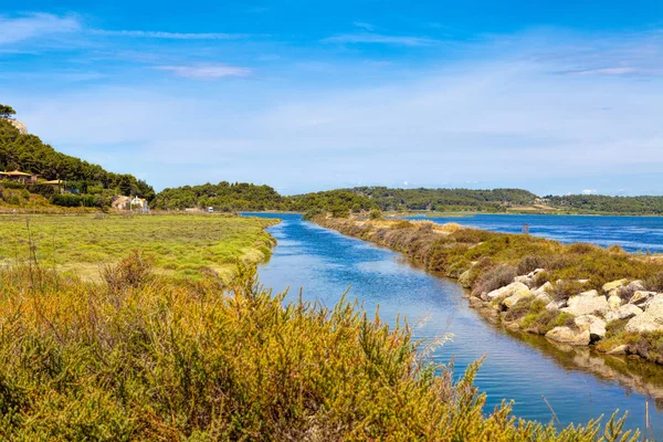 Vattenkanaler vid dammen på små franska byn Gruissan i södra Frankrike — Stockfoto