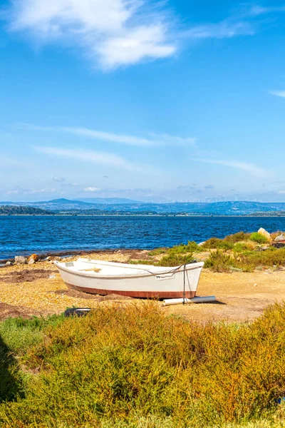 Pequeño barco de madera en la playa del estanque en el mar Mediterráneo cerca de la pequeña ciudad de Gruissan en el sur de Francia —  Fotos de Stock