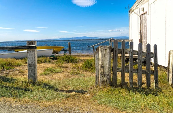 Old abandoned fishing hut at the pond on the Mediterranean Sea near the small town of Gruissan in southern France — Stock Photo, Image