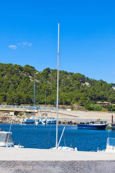 Mast van een zeilboot in de haven van Gruissan in Zuid-Frankrijk — Stockfoto