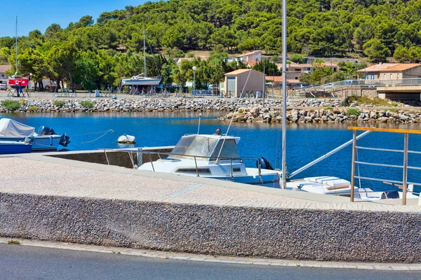 Boote im Hafen von Gruissan in Südfrankreich — Stockfoto