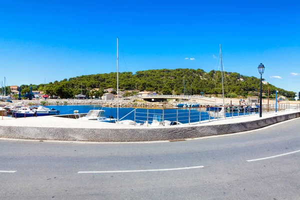 Pohled z ulice na části přístavu Gruissan v jižní Francii — Stock fotografie