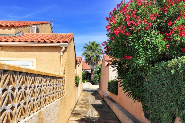 Ein schmaler Pfad zwischen zwei Ferienhäusern in les ayguades nahe der südfranzösischen Stadt Gruissan — Stockfoto