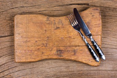 Bıçak ve çatal ile birlikte bir çok eski kesme tahtası rustik ahşap arka plan üzerinde yalan