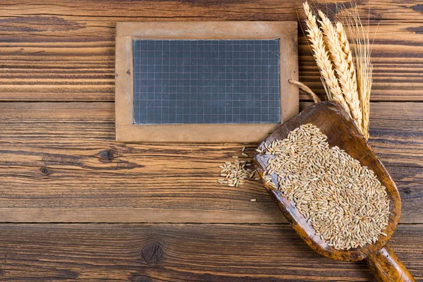 古いスレート黒板、穀物穀物と穀物耳うそコピー スペースを持つ素朴な木材の背景に非常に古い小麦粉スクープ — ストック写真