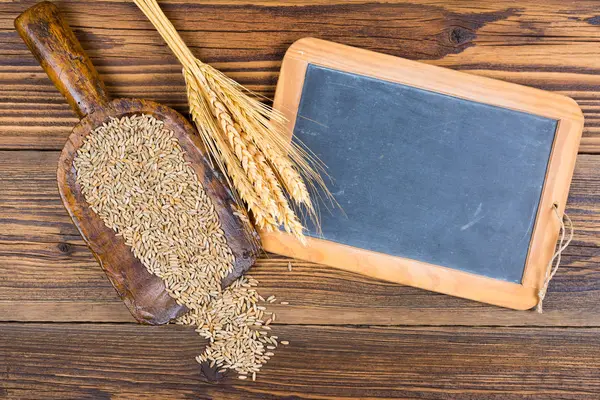 古いスレート黒板、穀物穀物と穀物耳うそコピー スペースを持つ素朴な木材の背景に非常に古い小麦粉スクープ — ストック写真