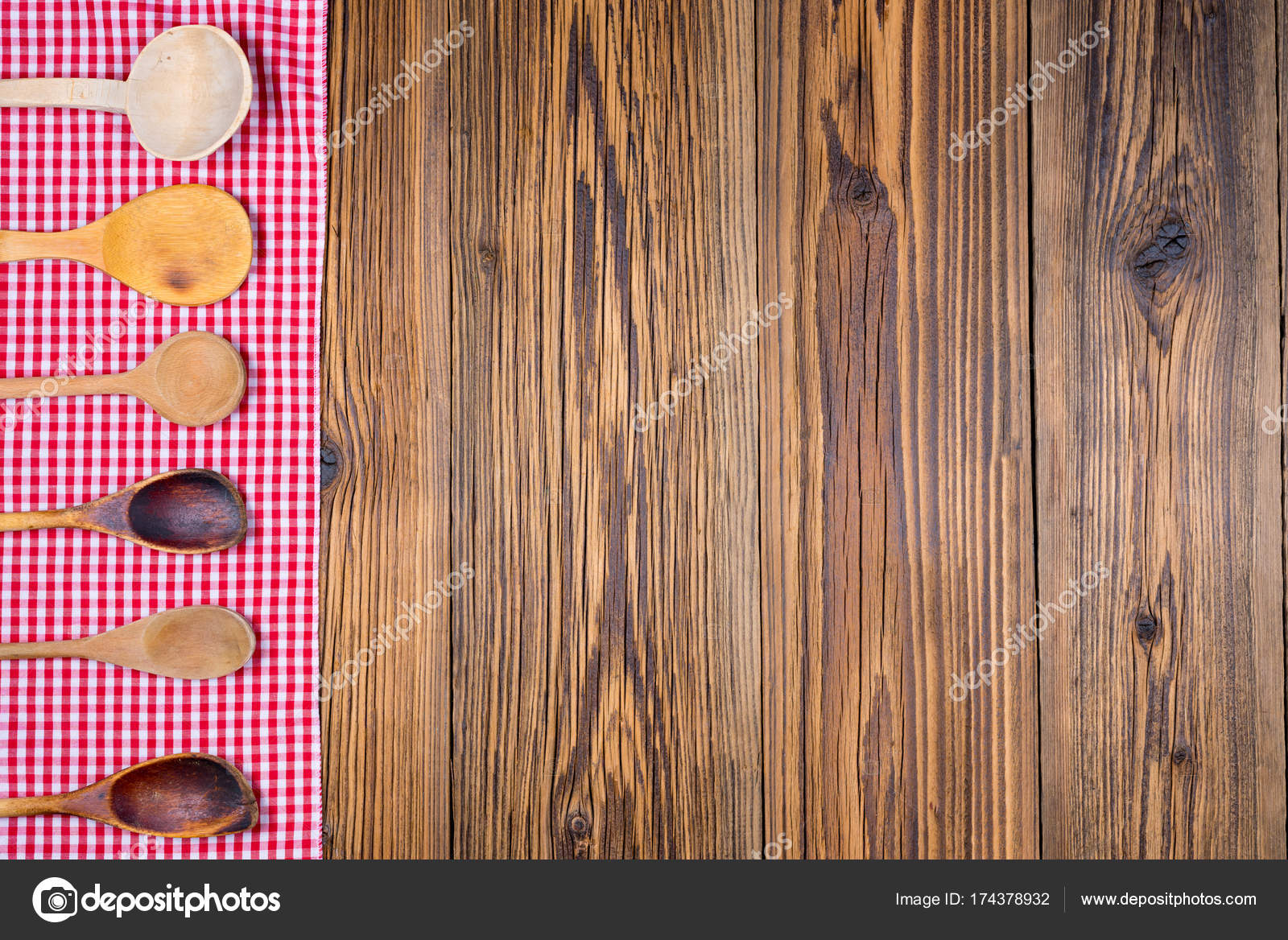 Fondo madera rústico viejo con tela a cuadros blanco rojo. En el paño