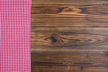 Rustik eski ahşap arka plan kopya alanı doğru resmi alanında kırmızı beyaz kareli kumaş ile