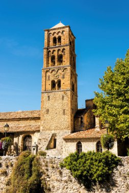 Onun eski bucak ile Güney Fransa'da küçük tarihi dağ köyü Moustiers-Sainte-Marie Notre-Dame-de-l'Assomption güzel bir yaz günü kilise