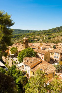 Onun küçük eski evleri ve kayalık çevresi ile Güney Fransa Moustiers-Sainte-Marie güzel küçük rüya gibi dağ köyü tepesinden görüntülemek