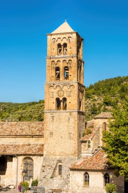 Güzel manzarası, tarihi parish Kilisesi, Notre-Dame-de-l'Assomption içinde dağ köyü, Moustiers-Sainte-Marie, Güney Fransa'da