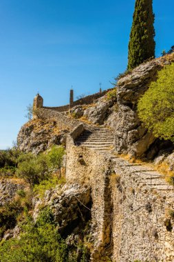 Eski kilisenin Notre Dame de Beauvoir, ayak, tarihi dağ köyü Moustiers-Sainte-Marie için uzun taş merdiven