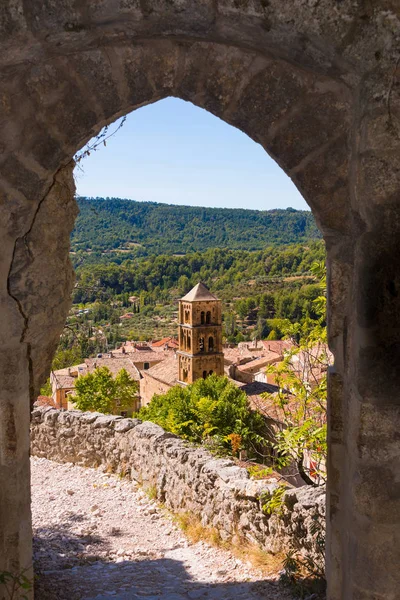 Vista Través Arco Piedra Hasta Pequeño Pueblo Montaña Moustiers Sainte —  Fotos de Stock