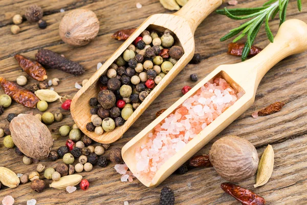 Closeup Colorful Peppercorns Pink Crystal Salt Small Wooden Spice Scoops — Stock Photo, Image