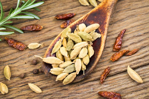 Closeup Whole Cardamom Old Wooden Spoon Rustic Wood Background Sprig — Stock Photo, Image