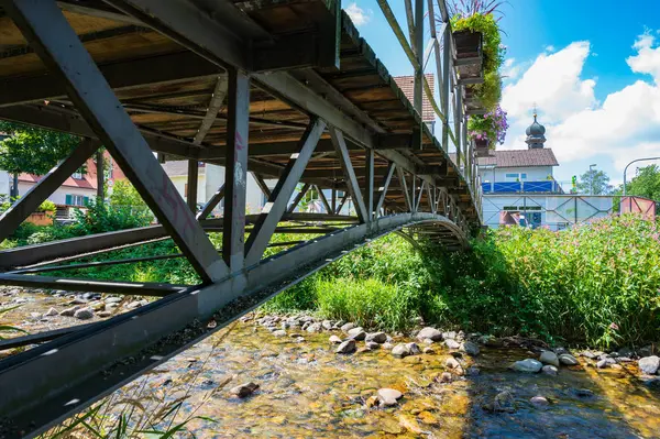 Pohled Zdola Pěší Most Přes Přítok Neumagen Malé Vesničce Staufen — Stock fotografie