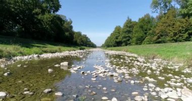 Breisgau 'daki Dreisam' ın neredeyse kuru nehir yatağının üzerinden uçuş.