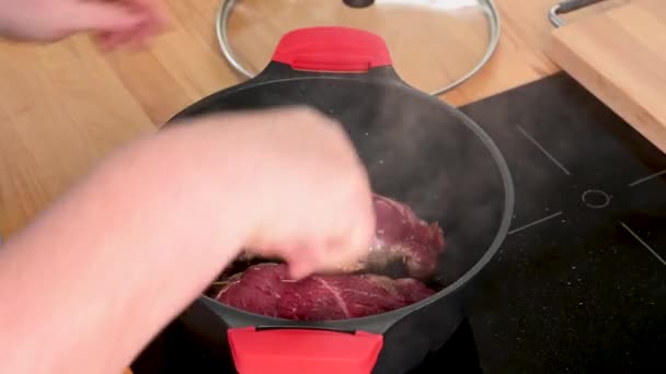 Beef Roulades Rostade Vigorously Roasting Pan Och Vände — Stockvideo