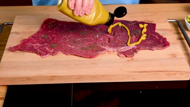 Abrigo el pedazo de carne de res de la Roulade con mostaza — Vídeo de stock