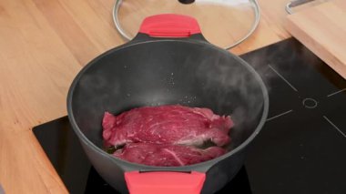 Biftek Roulades kızartma tavasında şiddetli bir şekilde kızarır.