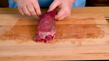 Bitirilecek Biftek Roulade kaplandı, toplandı ve tahta çubuklarla sabitlendi.