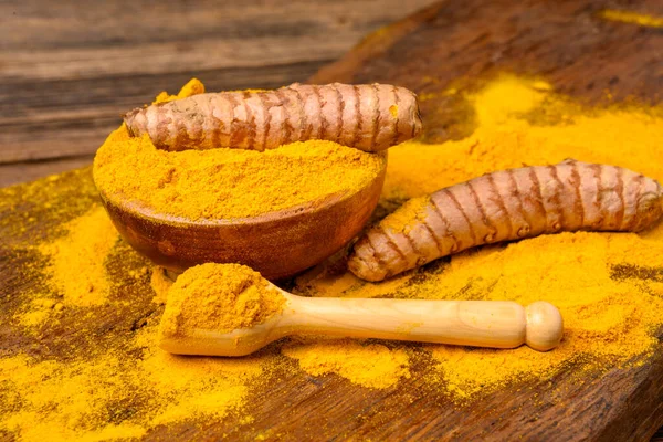 Curcuma Seca Polvo Tazón Madera Con Una Cuchara Madera Raíces — Foto de Stock