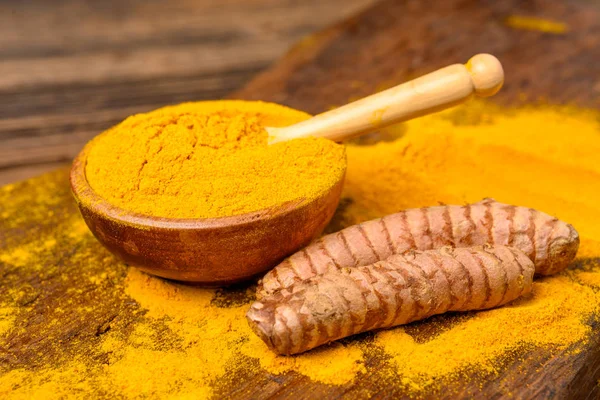 Curcuma Seca Polvo Tazón Madera Con Una Cuchara Madera Raíces — Foto de Stock