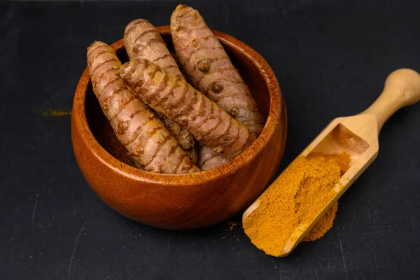 Uma Colher Madeira Com Curcuma Seco Uma Tigela Madeira Com — Fotografia de Stock