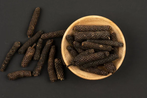 Small Wooden Bowl Filled Long Pepper Black Background Close Top — Stock Photo, Image
