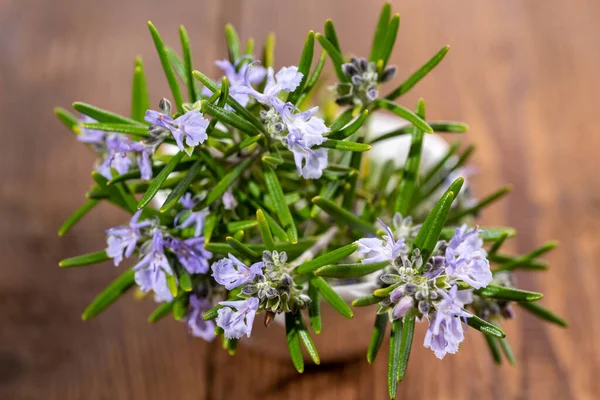 Kırsal Ahşap Arka Planda Taze Mor Çiçek Açan Biberiye Dalları — Stok fotoğraf