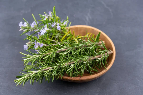 Rosmarino Viola Fiorito Ramoscelli Rosmarino Fresco Una Ciotola Legno Ulivo — Foto Stock