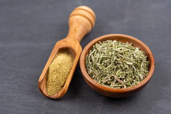 Small Bowl Whole Dried Rosemary Spice Shovel Ground Rosemary Black — Stock Photo, Image