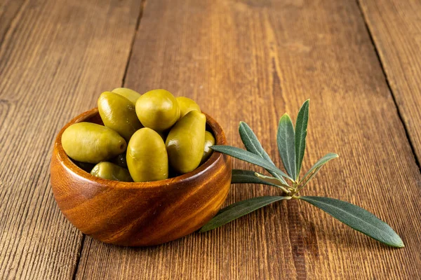 Groene Olijven Olijfolie Een Olijftak Een Kleine Houten Kom Een — Stockfoto