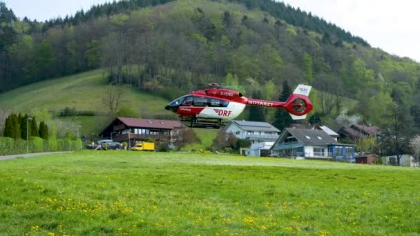 Muenstertal Baden Wuerttemberg Tyskland April 2020 Räddningshelikopter Lyfter Från Äng — Stockvideo